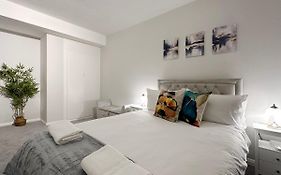 Zoey Place Near Thames River - 2 Double Beds, 1 Single Bed, Spacious, Ideal For Families